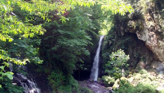 آبشار زمرد، پدیده ای بکر در جنگل حویق