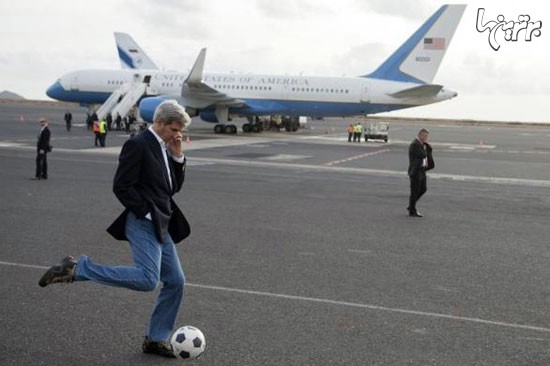 عکس فوتبال بازی کردن جان کری در فرودگاه