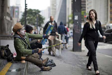 یک متکدی خیابانی در سائوپائولو برزیل