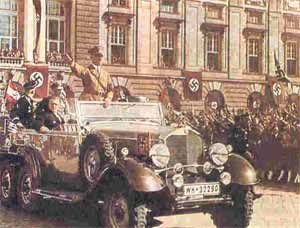 14 مارس 1938 هیتلر به این صورت از خیابانهای وین گذشت.