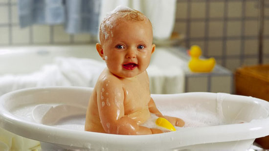 12 نکته برای حمام کردن صحیح بچه‌های 12 تا 24 ماهه