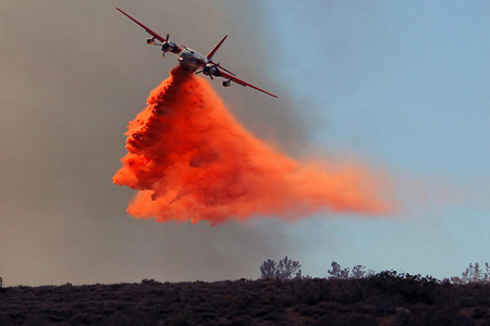 هواپیمای اطفا حریق در حال عملیات بر جنگل های شمال لس آنجلس