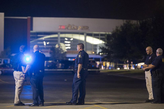عکس: حمله مسلحانه به سینما در آمریکا