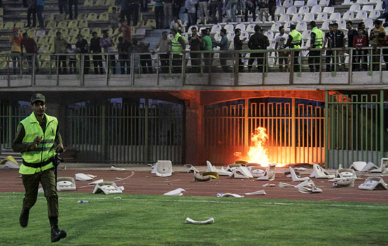عکس: درگیری تماشاچیان فوتبال در کرمان