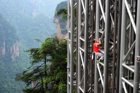 اسپایدرمن فرانسوی در حال بالارفتن از یک آسانسور آهنی به ارتفاع172 متر در استان هونان، چین