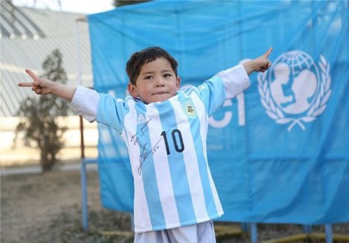 عکس: پیراهن مسی به کودک افغان رسید