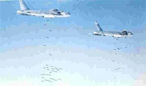 دو بمب افكن بی ــ 52 نیروی هوایی امریكا در حال ریختن بمبهای خود بر ویتنام شمالی در فوریه 1966