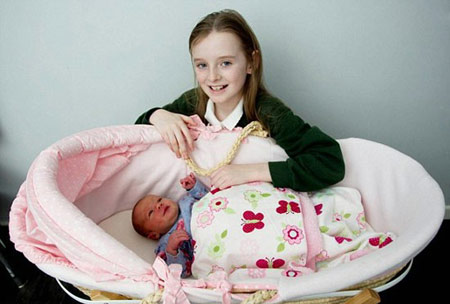 اخبار , اخبار گوناگون,بدنیا آمدن نوزاد توسط خواهرش,شجاع ترین دختر