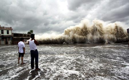 امواج ناشی از طوفان اوساگی در شن زن در جنوب استان گوانگ دونگ