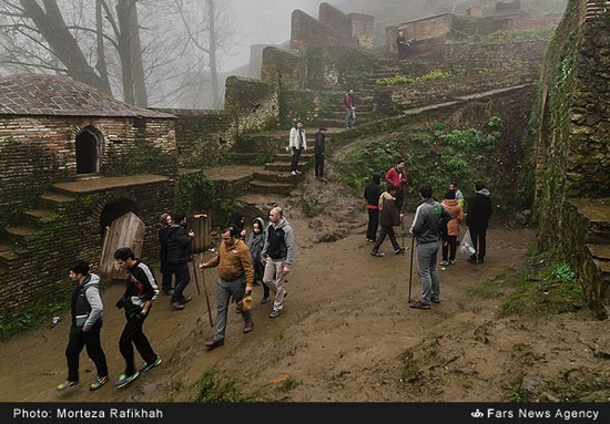مسافران نوروزی در قلعه رودخان