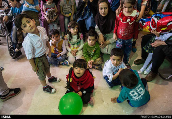 عکس: امیرحسین رستمی و فرزاد حسنی در میان کودکان معلول کهریزک