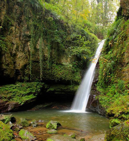 آبشار زمرد، پدیده ای بکر در جنگل حویق