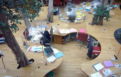 یک دفتر کار مدرن در پاریس