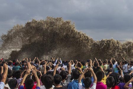 انداختن عکس از موج توفان در هانگژو چین