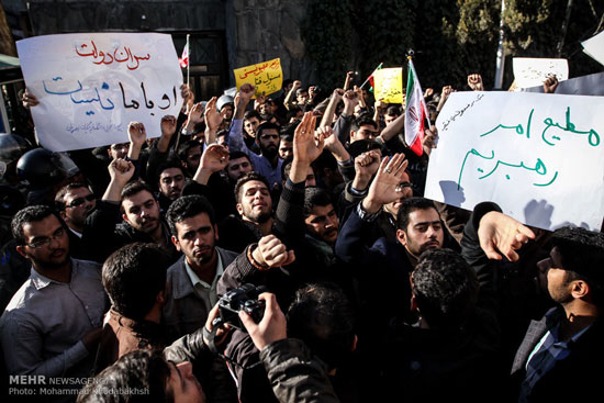 تجمع دانشجویان در مقابل سفارت سوئیس