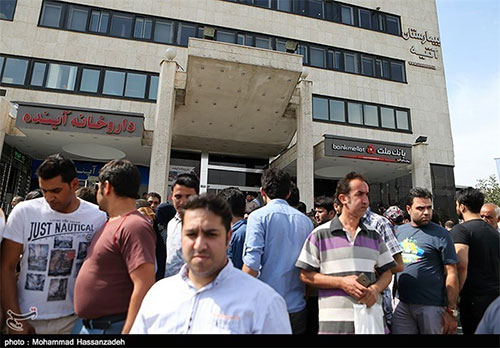 عکس: تجمع پرسپولیسی ها مقابل بیمارستان