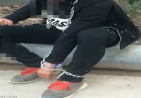 تنبیه تحقیرآمیز یک مادر چینی برای فرزند «تنبل» + عکس