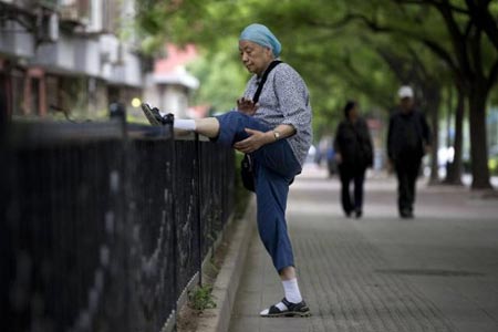 ورزش صبحگاهی زن سالخورده چینی در پکن، چین