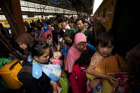 شلوغی ایستگاه راه آهن جاکارتا اندونزی به مناسبت سفرهای عید فطر