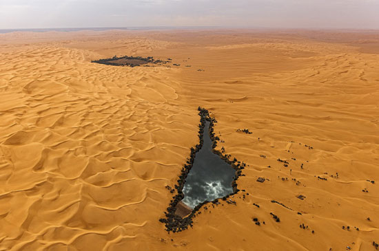 نگاهی به تلماسه‌های باشکوه و دریاچه‌ای تماشایی در کشور لیبی