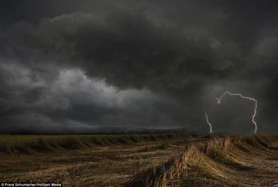 طوفان های واقعی, عکس برداری, عکاس شجاع