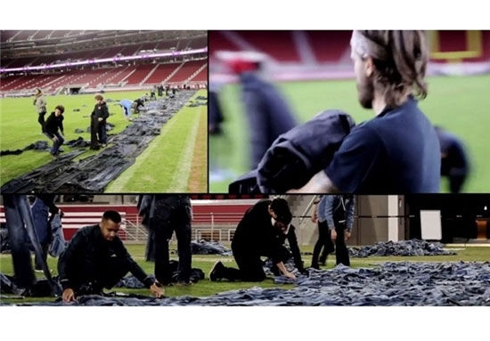 پوشاندن چمن استادیوم با 18 هزار و 850 شلوار جین+تصاویر