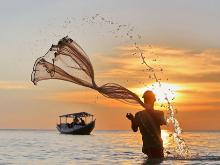 ماهیگیری در ساحل بیرا در اندونزی