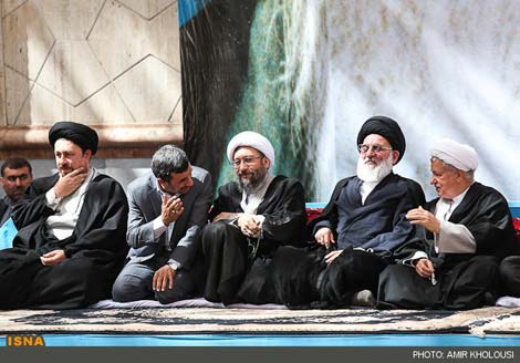 احوالپرسی احمدی نژاد و هاشمی در حرم امام