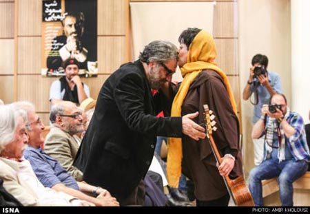 اخبار,اخبار فرهنگی,بوسه خبرساز یک زن جوان بر پیشانی کارگردان معروف ایرانی