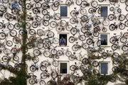 باور کردنی نیست! ۱۲۰ دوچرخه روی دیوار