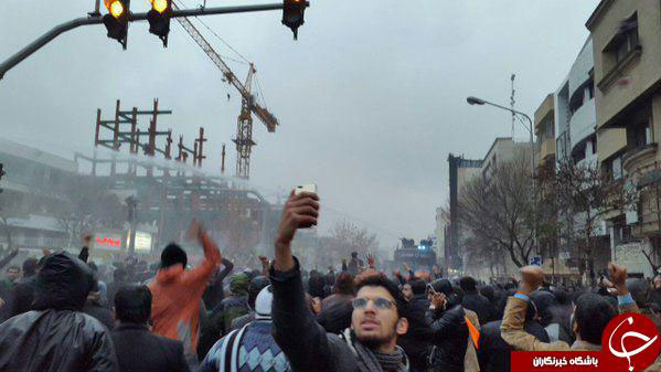 عکس سلفی در تجمع ضد سعودی