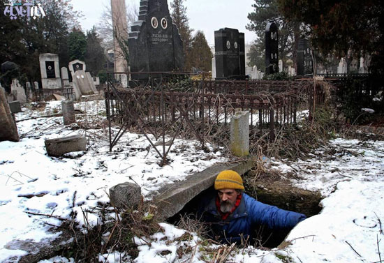 15 سال زندگی مرد صرب در یک قبر! +عکس