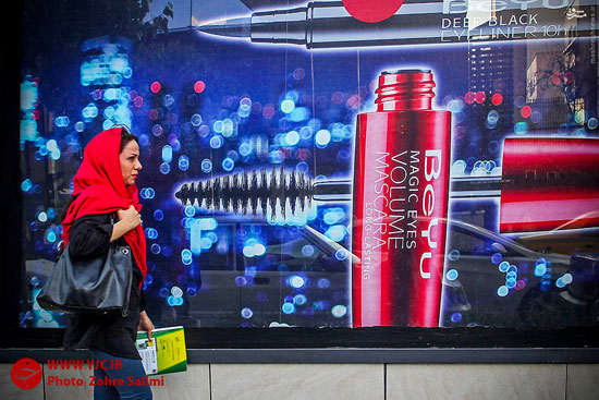 عکس: تبلیغات بی‌رویه کالاهای خارجی در سطح شهر