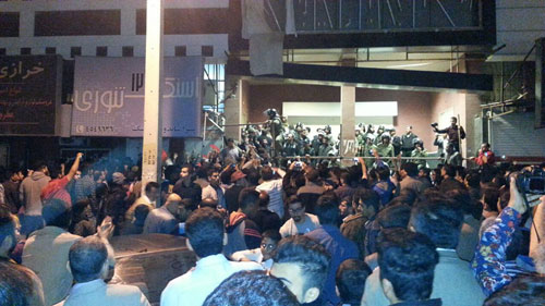 بوشهر: برگزاری کنسرت موسیقی با وجود تجمع دلواپسان +عکس