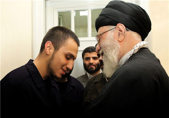 عکس: دیدار شهید جهاد مغنیه با رهبر انقلاب