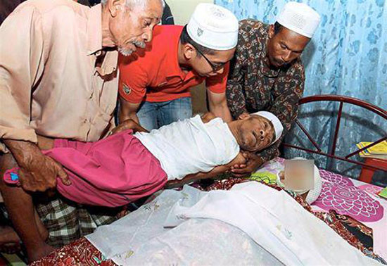 مادر 101 ساله معلول مالزیایی درگذشت+ تصاویر