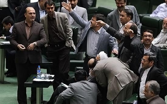 (تصاویر) حواشی حضور ظریف در مجلس