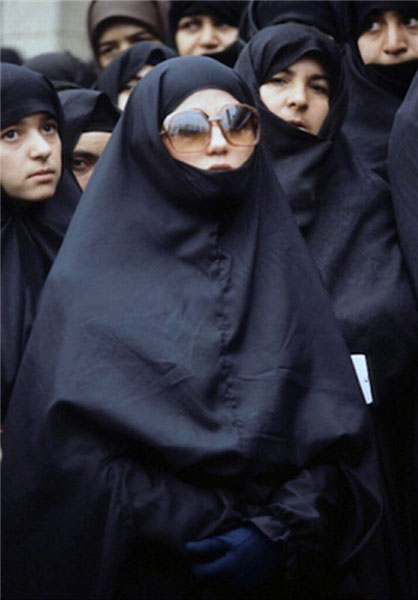 عکس: پوشش انقلابی یک زن در بهمن 57