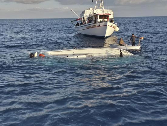 (تصاویر) واژگونی مرگبار قایق مهاجران در یونان