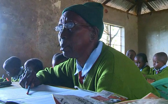 زن ۹۰ ساله پیرترین دانش‌آموز ابتدایی