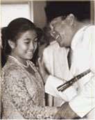 سوكارنو در سال 1965 درحال نوازش دخترش مگاواتی