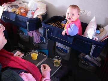 سفر هوایی با نوزاد,وسایل نوزاد برای سفر