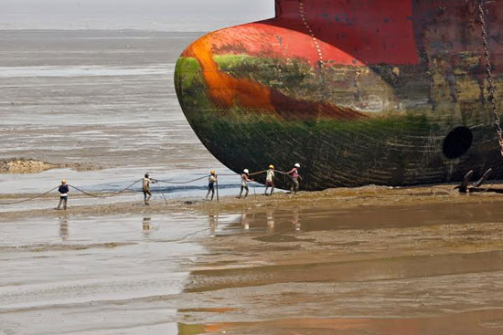 گزارش تصویری: بزرگترین و آلوده ترین گورستان کشتی های جهان در هند