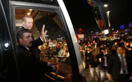 ژست اردوغان در جمع حامیانش