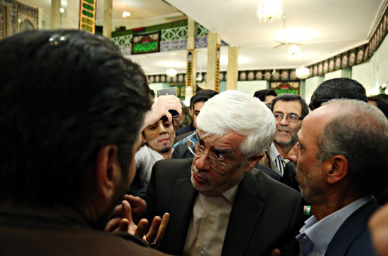 عارف در مسجد محله احمدی‌ نژاد +عکس