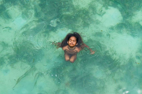 کولی های دریایی: تصاویری از قبیله ای که در بهشت خود زندگی می کنند