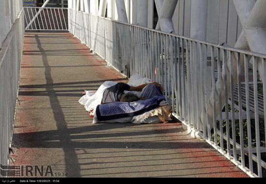 خواب روی پل عابر پیاده