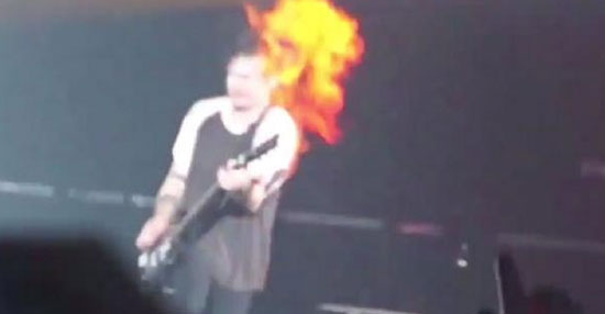 آتش گرفتن سر یک گیتاریست در کنسرت زنده! (+عکس)
