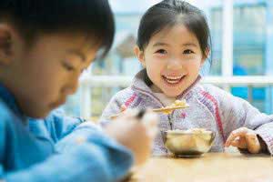 توصیه هایی برای کودک ایرادگیر در غذا خوردن 