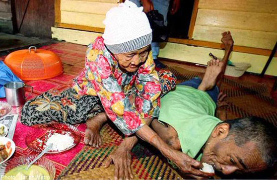 مادر 101 ساله معلول مالزیایی درگذشت+ تصاویر